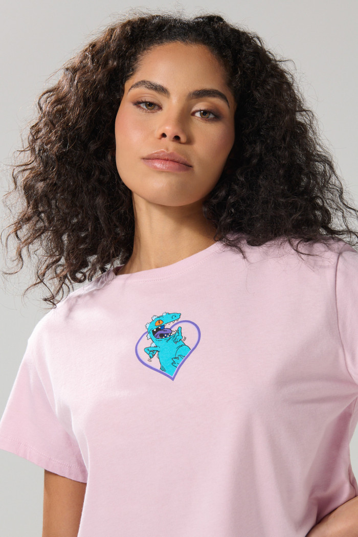 Camiseta crop top rosada con diseño de Reptar