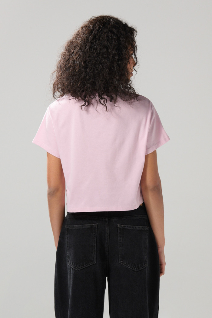 Camiseta crop top rosada con diseño de Reptar