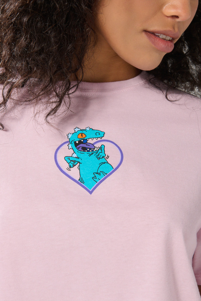 Camiseta crop top rosada con diseño de Reptar