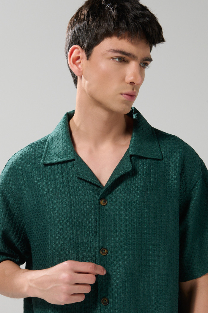 Camisa cuello resort tejida unicolor con texturas