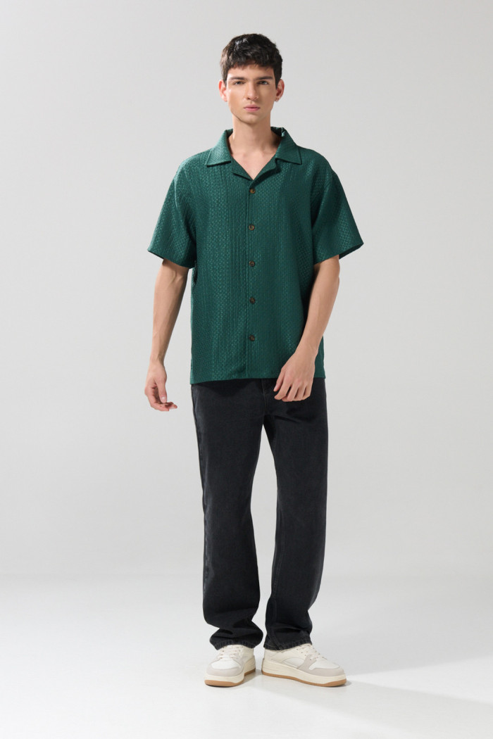 Camisa cuello resort tejida unicolor con texturas