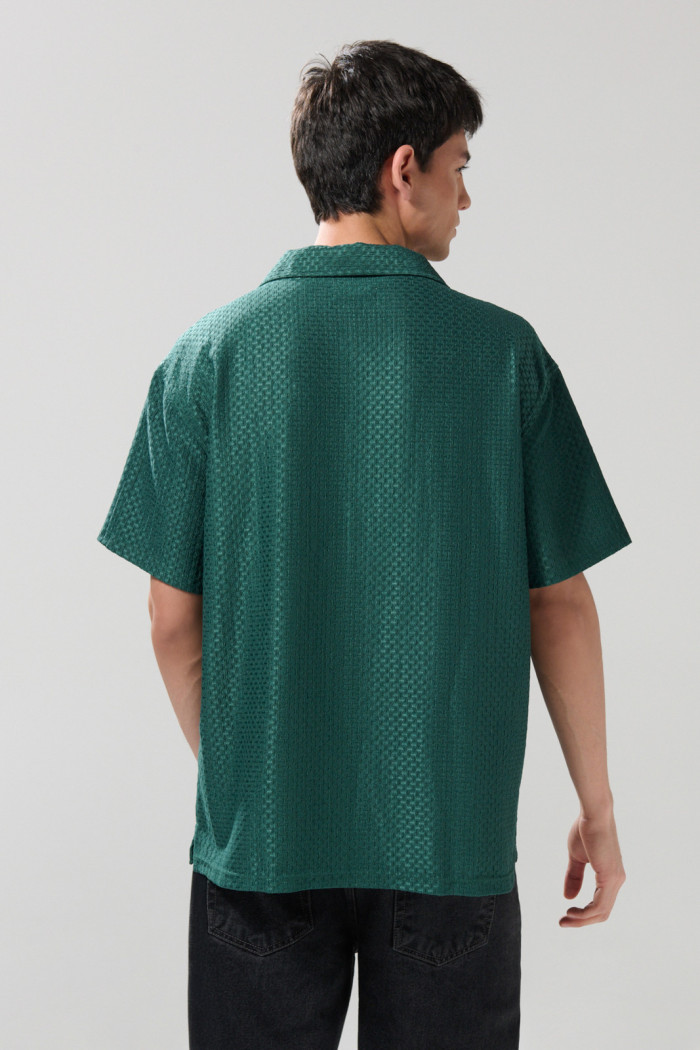 Camisa cuello resort tejida unicolor con texturas