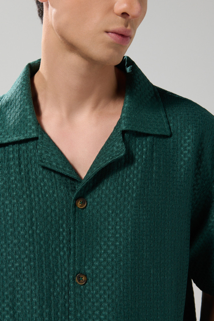 Camisa cuello resort tejida unicolor con texturas