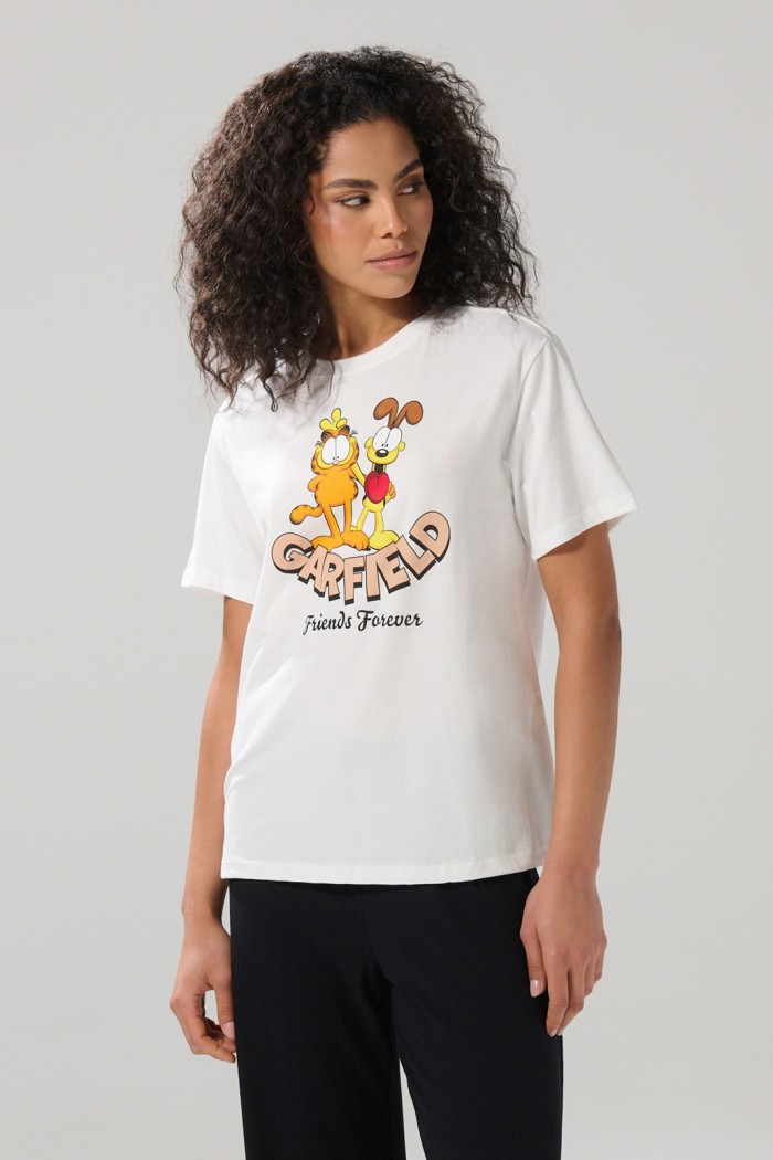 Camiseta de Garfield crema con manga corta y hombro rodado