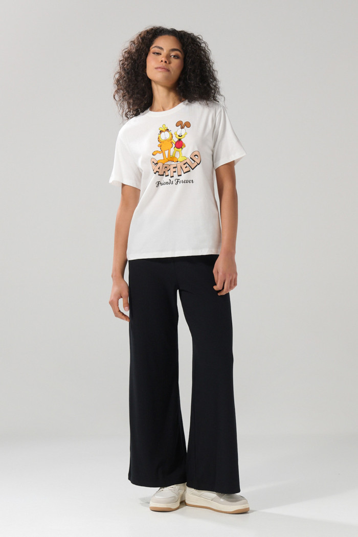 Camiseta de Garfield crema con manga corta y hombro rodado