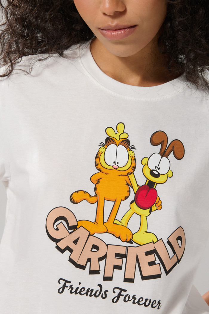 Camiseta de Garfield crema con manga corta y hombro rodado