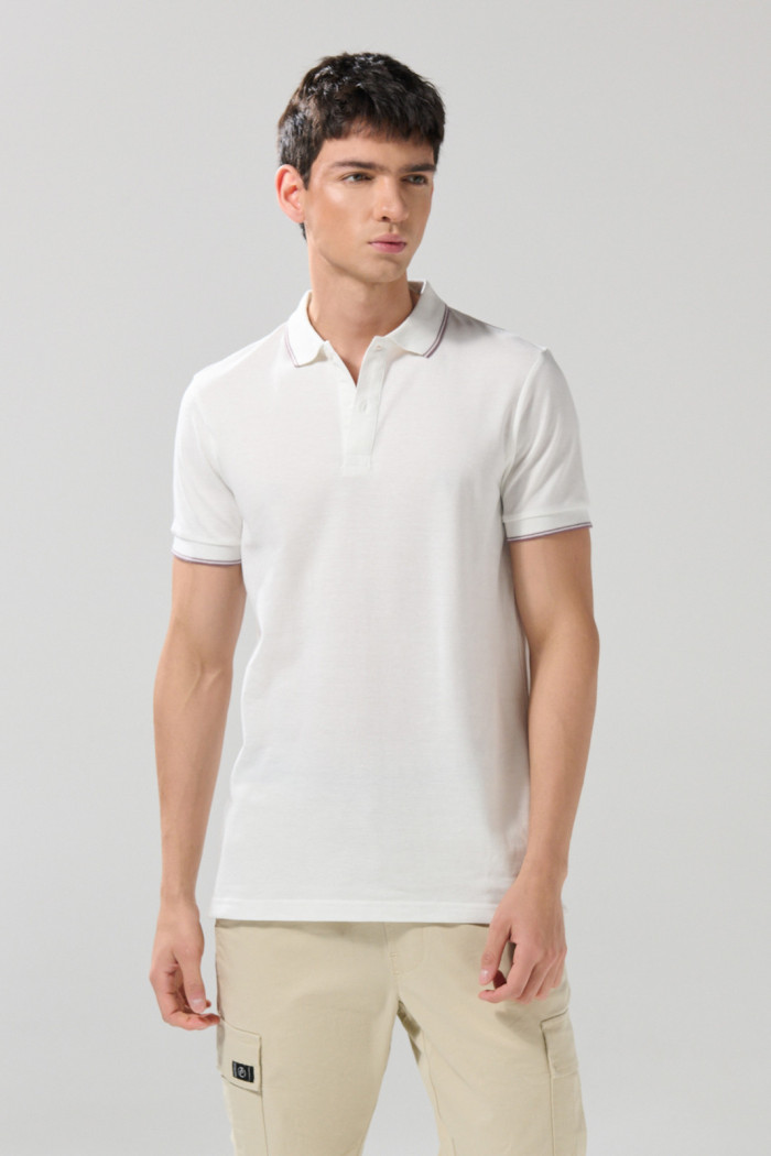 Camiseta polo unicolor con aberturas y manga corta