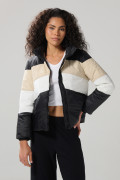 Chaqueta unicolor acolchada cuello alto con cortes