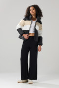 Chaqueta unicolor acolchada cuello alto con cortes