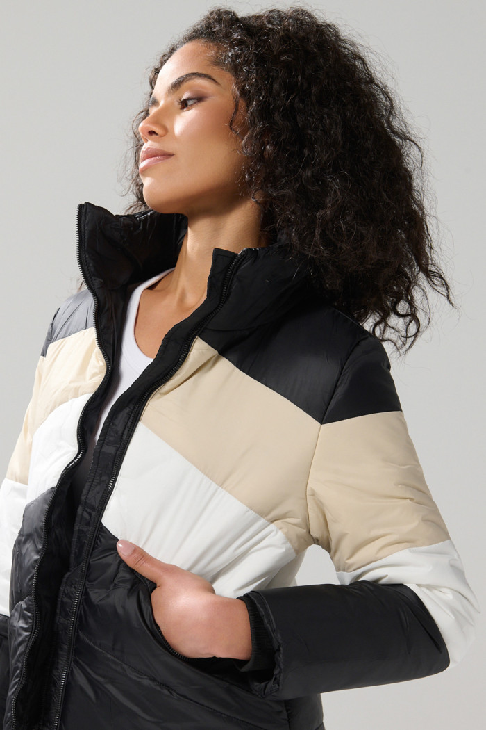 Chaqueta unicolor acolchada cuello alto con cortes