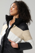 Chaqueta unicolor acolchada cuello alto con cortes