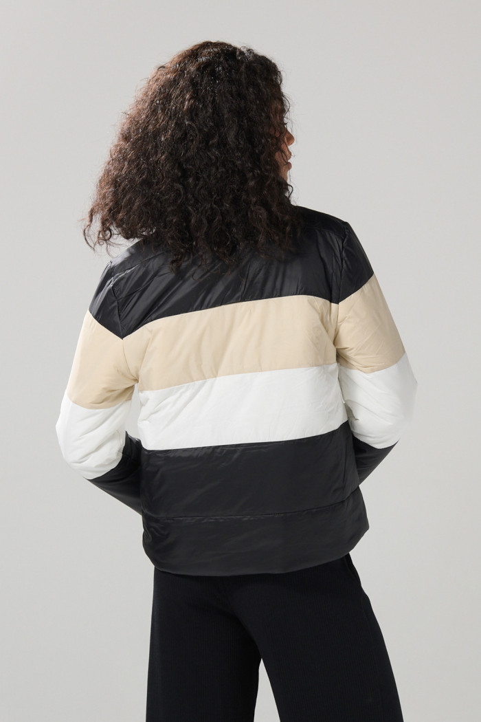 Chaqueta unicolor acolchada cuello alto con cortes