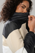 Chaqueta unicolor acolchada cuello alto con cortes