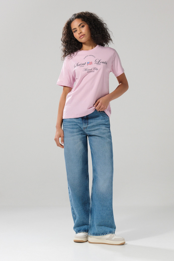 Camiseta rosada con cuello redondo y texto college