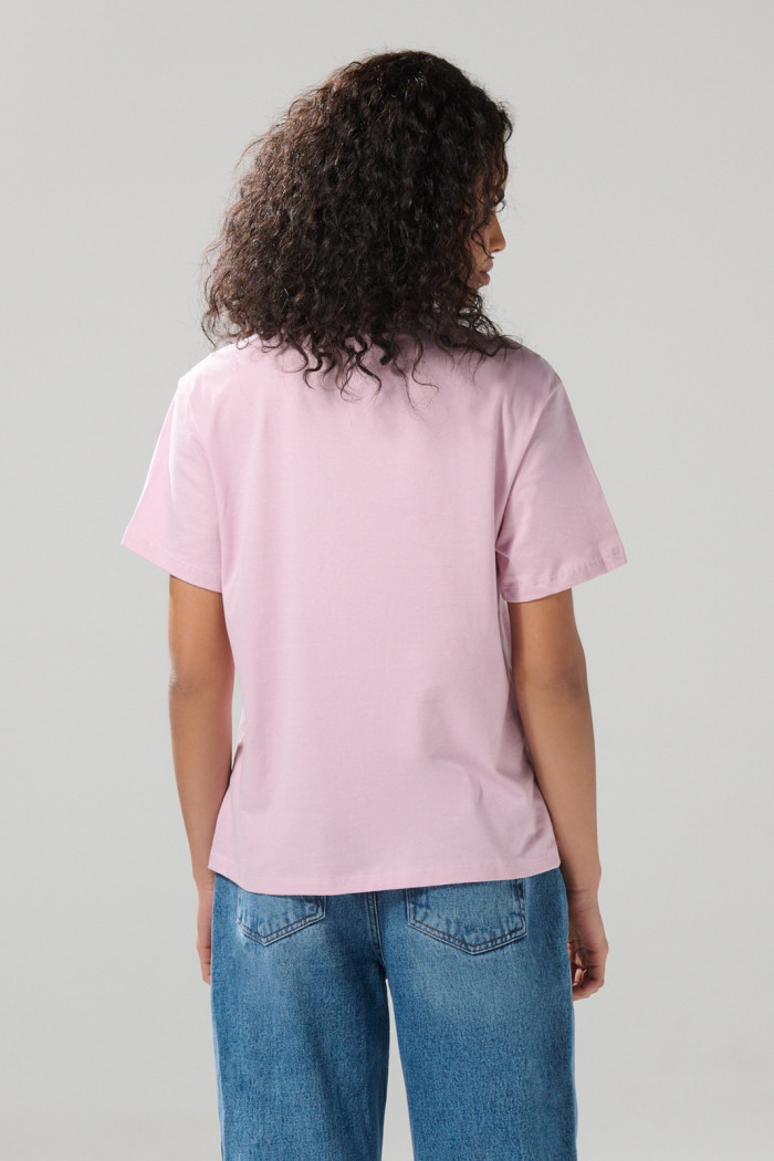 Camiseta rosada con cuello redondo y texto college