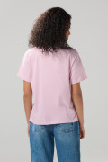 Camiseta rosada con cuello redondo y texto college