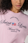 Camiseta rosada con cuello redondo y texto college