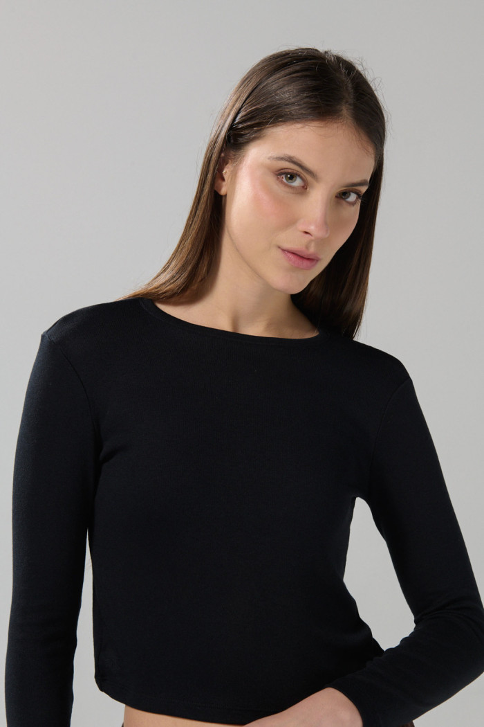 Camiseta negra manga larga con cuello redondo