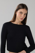Camiseta negra manga larga con cuello redondo