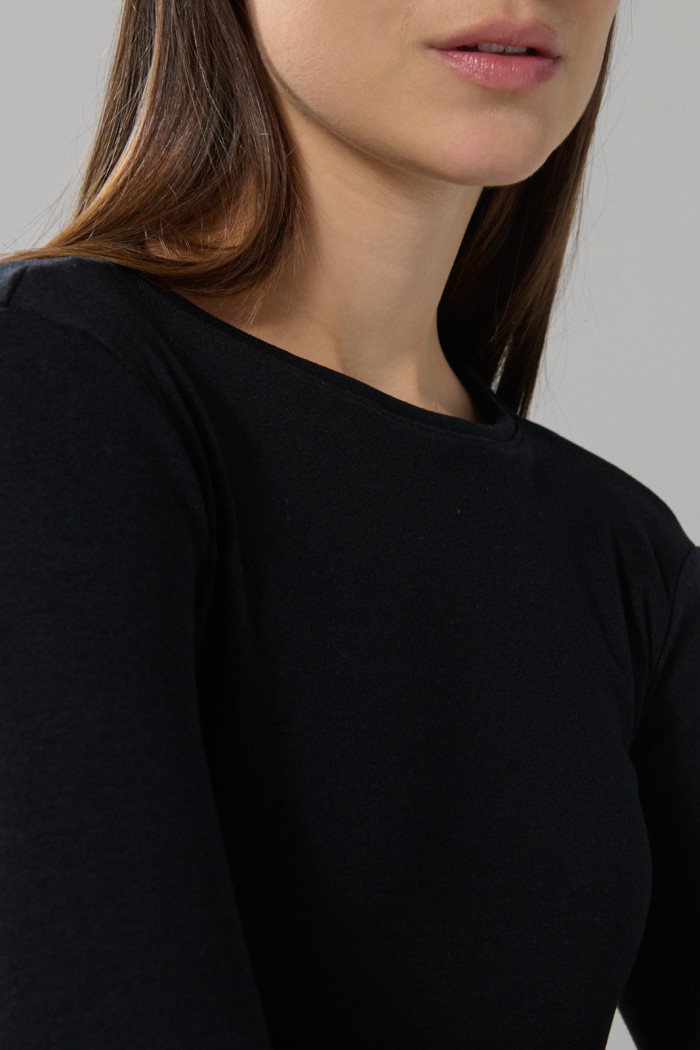 Camiseta negra manga larga con cuello redondo