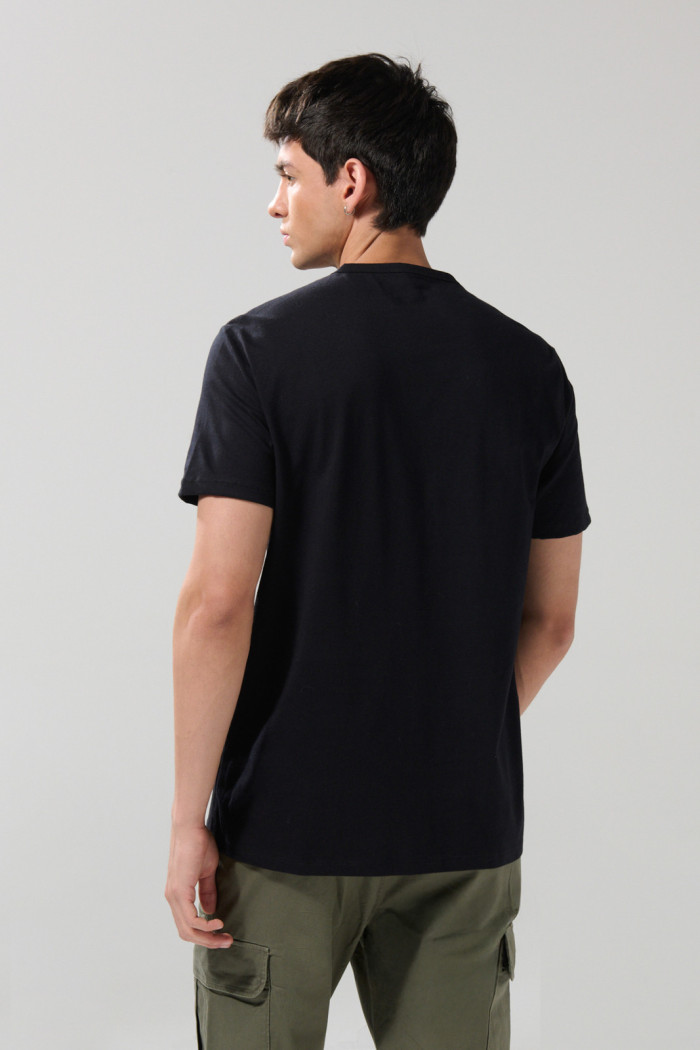 Camiseta ajustada negra en algodón con cuello redondo