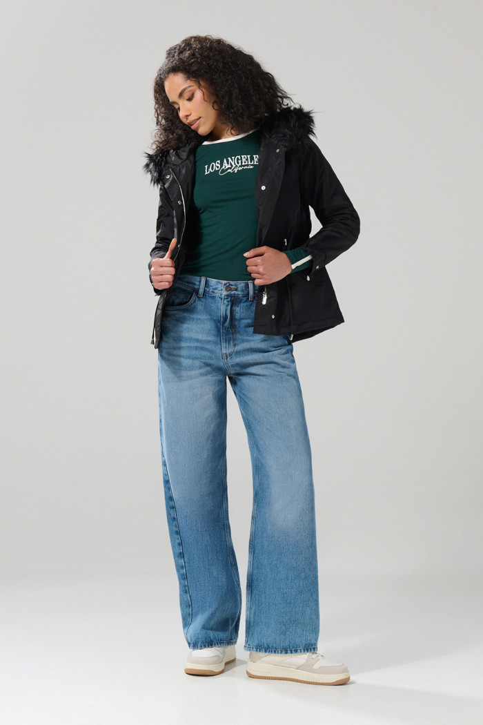 Chaqueta unicolor parka con bolsillos y capota con pelo