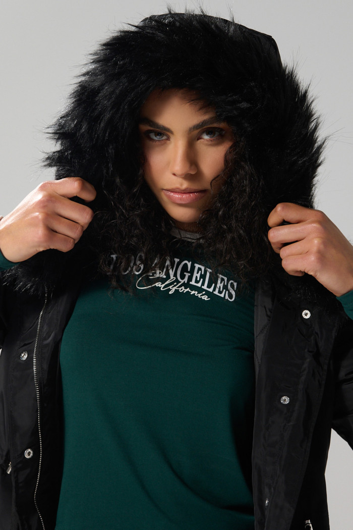 Chaqueta unicolor parka con bolsillos y capota con pelo