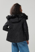 Chaqueta unicolor parka con bolsillos y capota con pelo