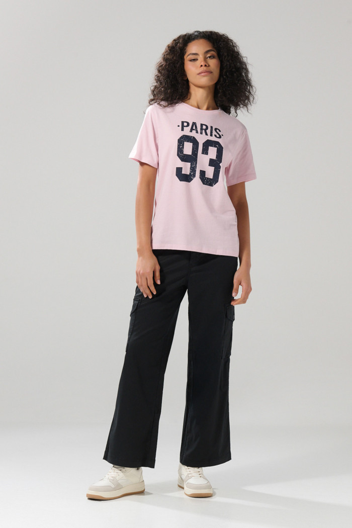 Camiseta college rosada clara con manga corta