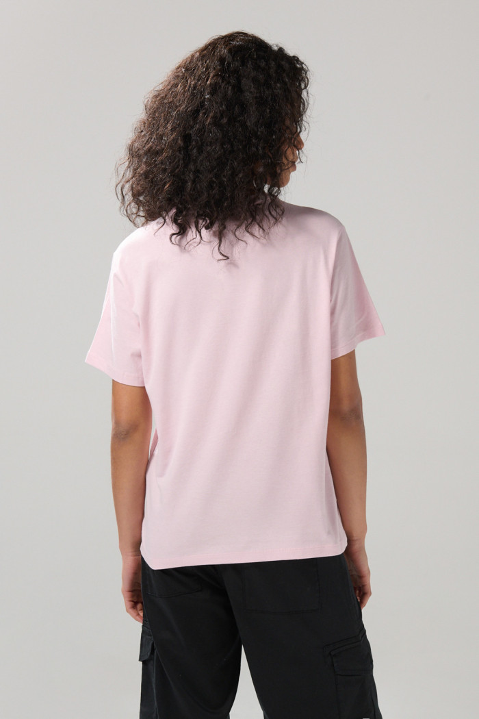 Camiseta college rosada clara con manga corta