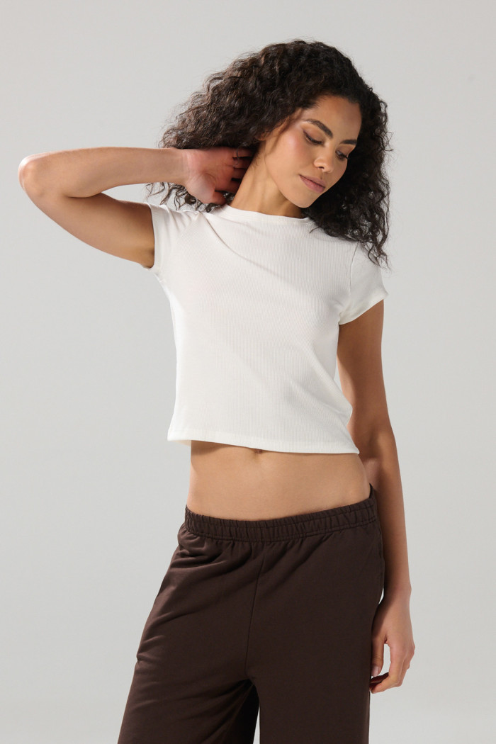 Camiseta cuello redondo unicolor en tela acanalada