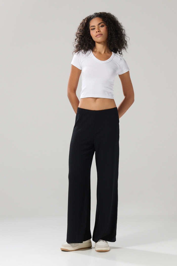 Pantalón flare unicolor en tela acanalada con bota ancha