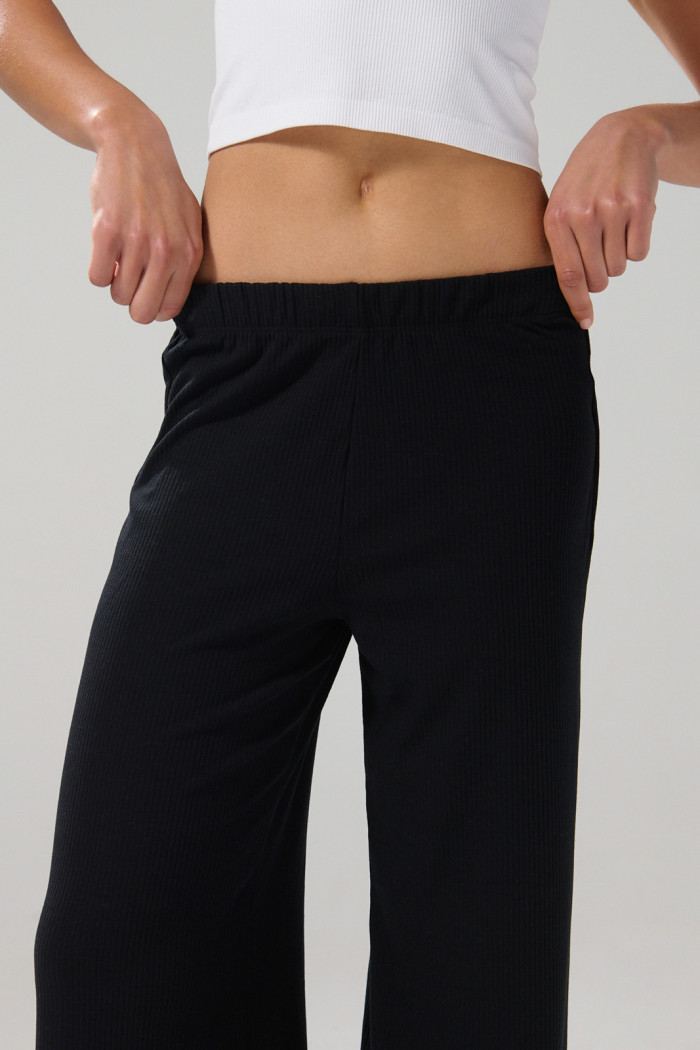 Pantalón flare unicolor en tela acanalada con bota ancha