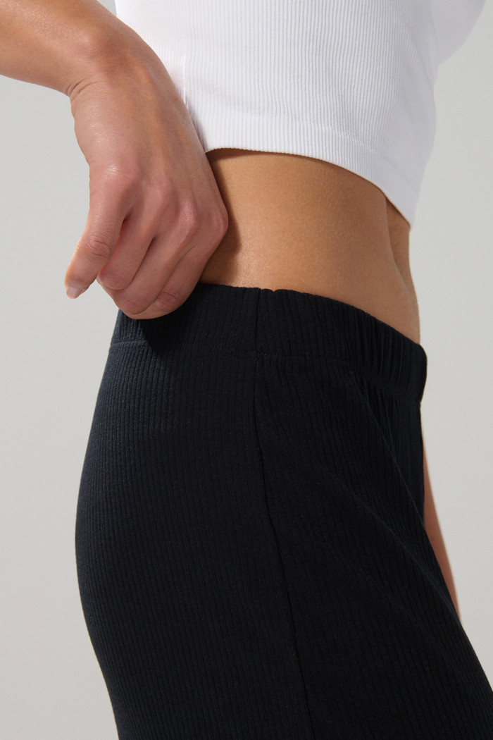 Pantalón flare unicolor en tela acanalada con bota ancha