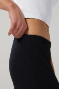 Pantalón flare unicolor en tela acanalada con bota ancha