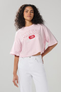 Camiseta crop top oversize rosada con estampado college