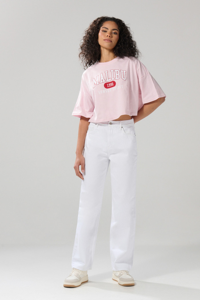 Camiseta crop top oversize rosada con estampado college