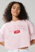 Camiseta crop top oversize rosada con estampado college