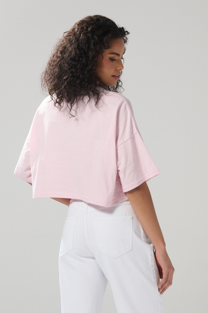Camiseta crop top oversize rosada con estampado college