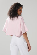 Camiseta crop top oversize rosada con estampado college