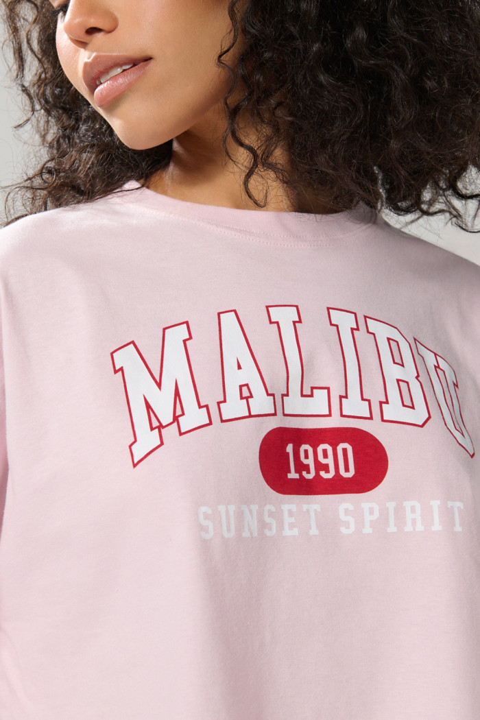 Camiseta crop top oversize rosada con estampado college