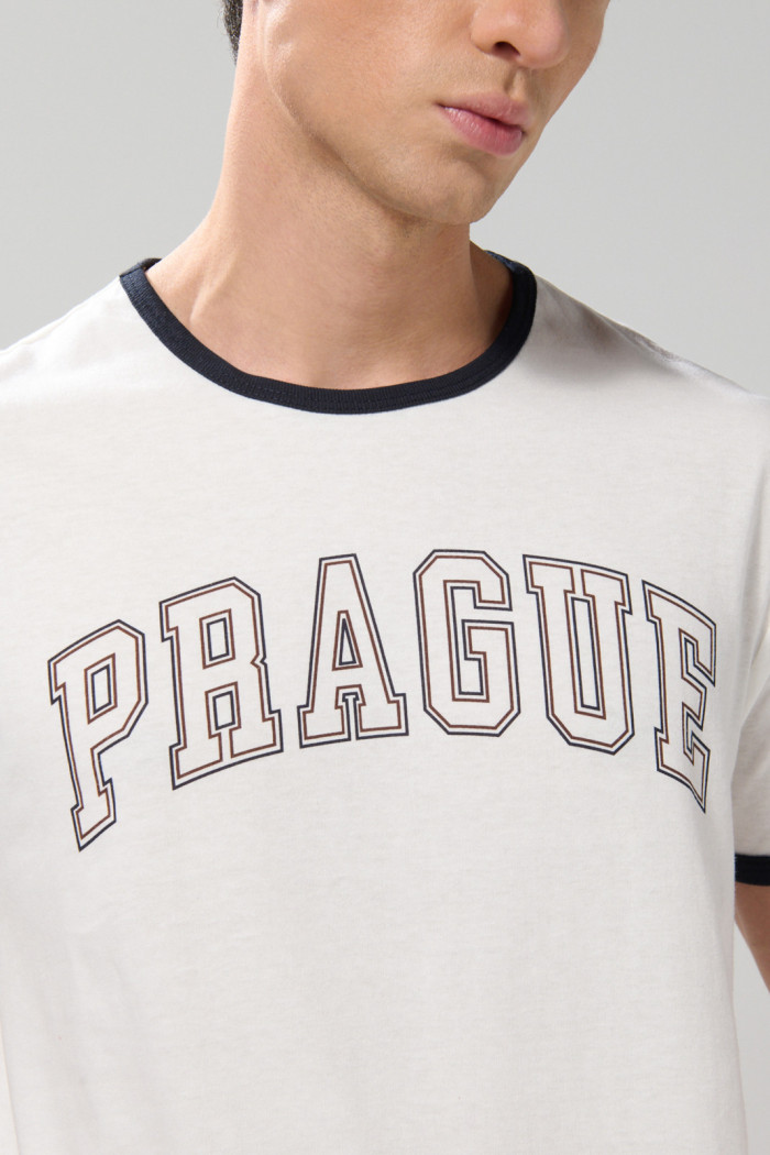 Camiseta cuello redondo college crema con contrastes
