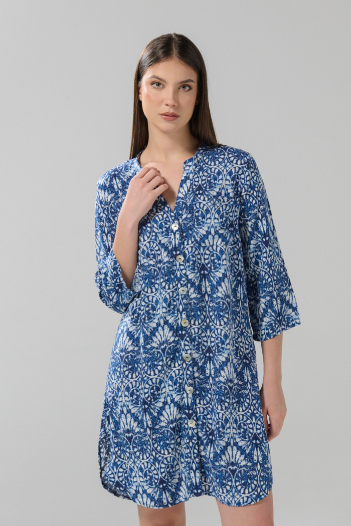 Vestido corto azul oscuro con figuras blancas estampadas