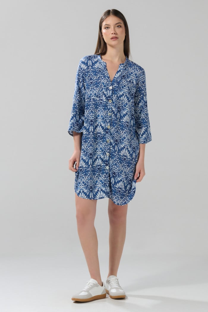 Vestido corto azul oscuro con figuras blancas estampadas