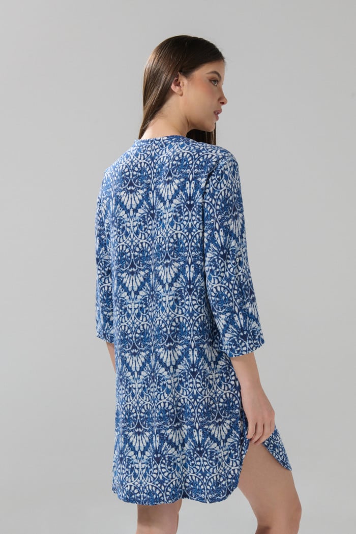 Vestido corto azul oscuro con figuras blancas estampadas