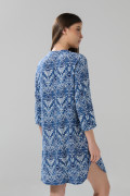 Vestido corto azul oscuro con figuras blancas estampadas