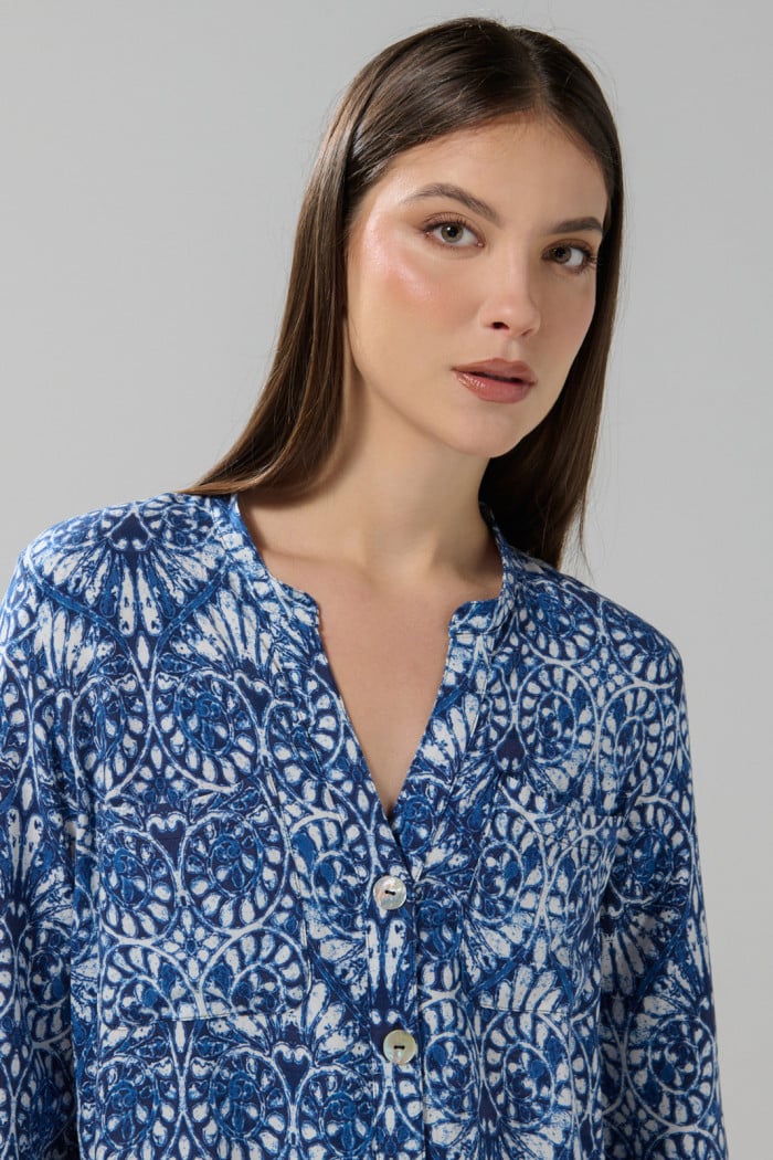 Vestido corto azul oscuro con figuras blancas estampadas