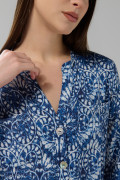 Vestido corto azul oscuro con figuras blancas estampadas