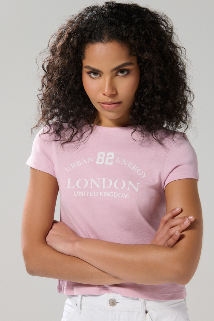 Camiseta rosada clara manga corta con texto college