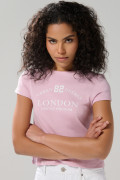 Camiseta rosada clara manga corta con texto college